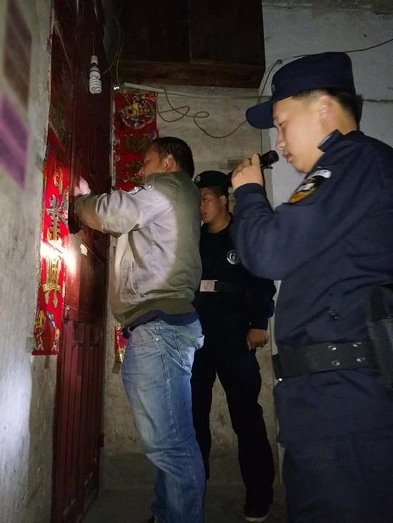 威宁县粗心妈妈误将幼女锁家中 